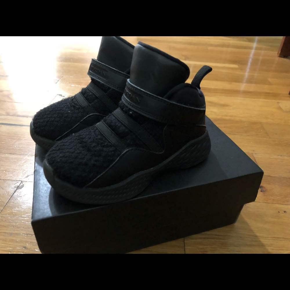 Boys all blk size 8 Jordan sneakers